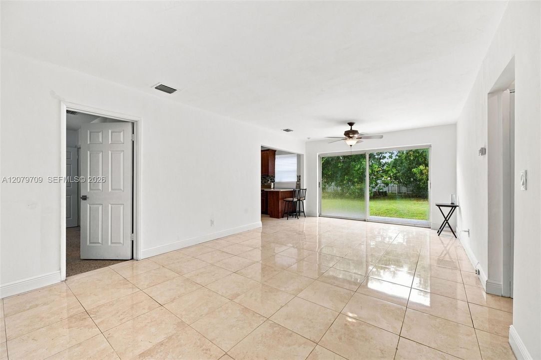 En Venta: $425,000 (3 camas, 2 baños, 1170 Pies cuadrados)