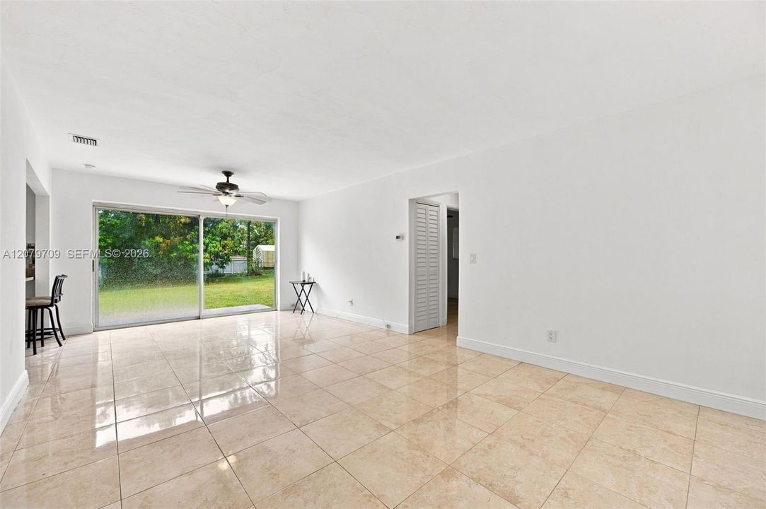 En Venta: $425,000 (3 camas, 2 baños, 1170 Pies cuadrados)