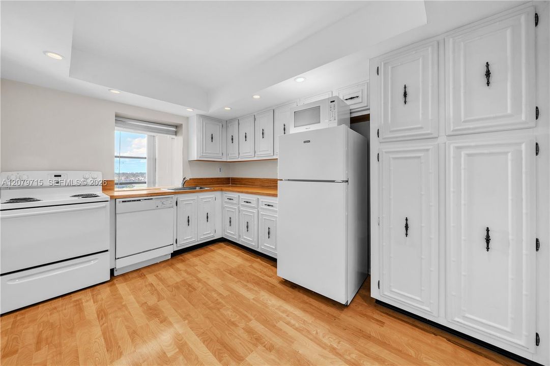 На продажу: $238,850 (1 спален, 1 ванн, 1075 Квадратных фут)