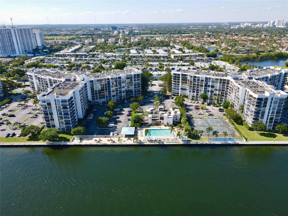 На продажу: $238,850 (1 спален, 1 ванн, 1075 Квадратных фут)