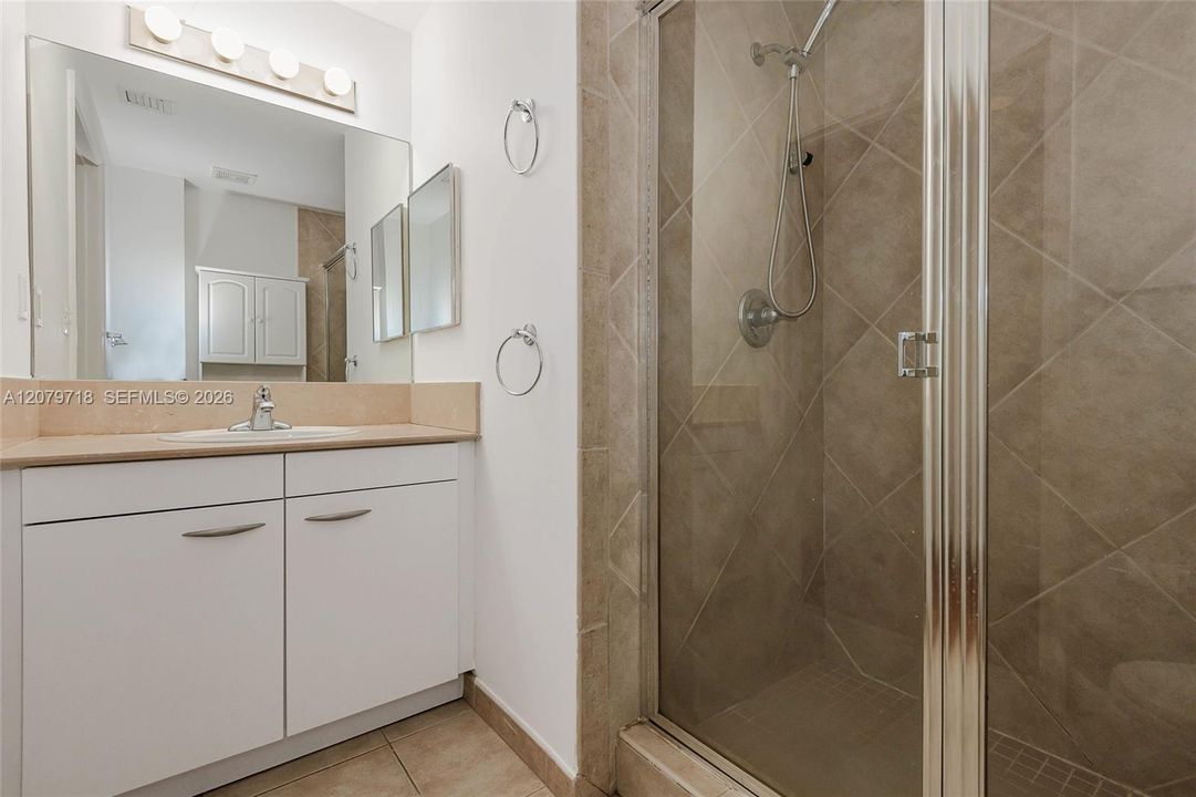 В аренду: $4,500 (2 спален, 2 ванн, 1200 Квадратных фут)