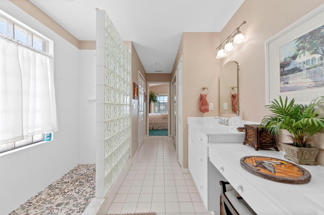 30 Bathroom 02