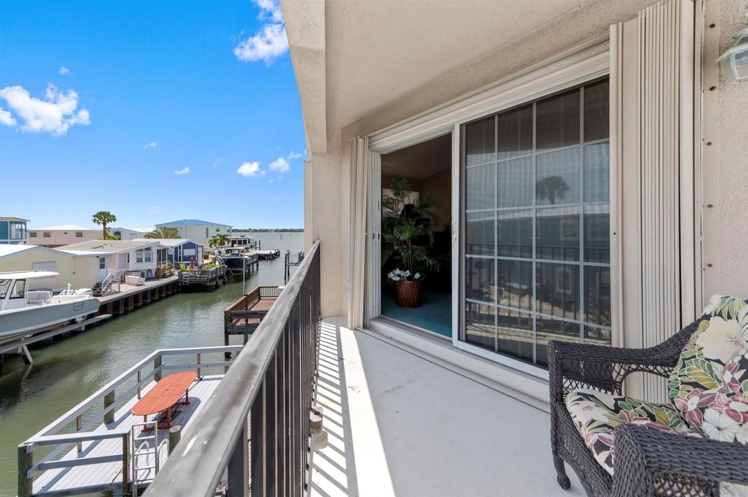 32 Balcony 02