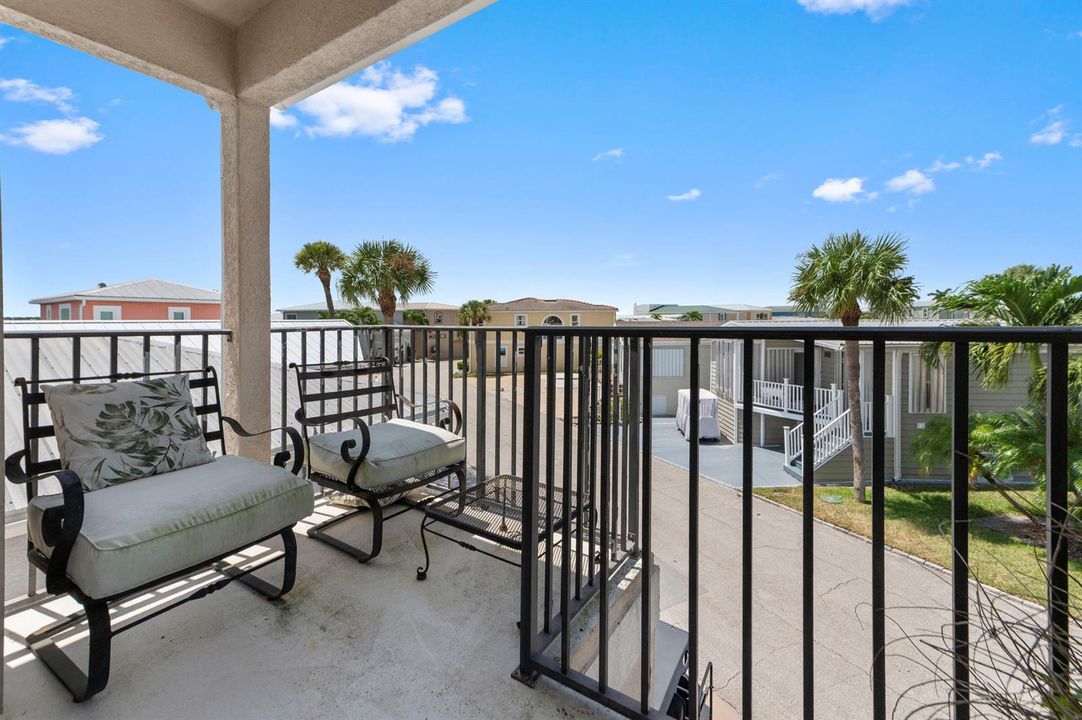 38 Balcony 01