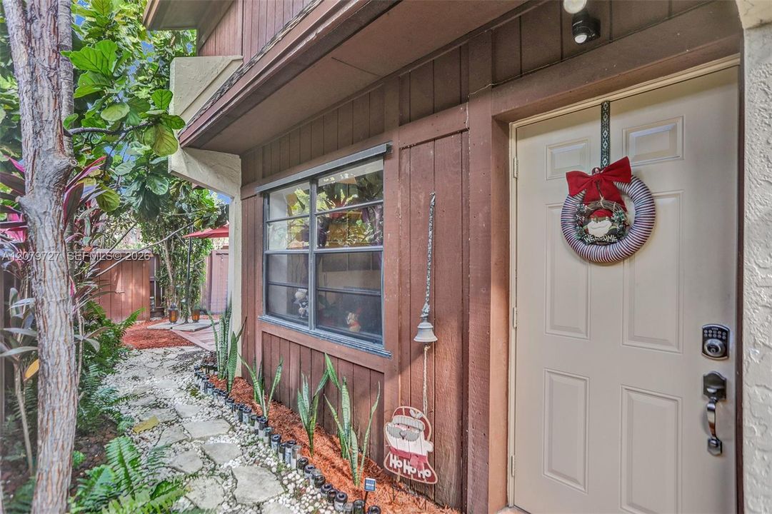 For Rent: $2,850 (3 beds, 2 baths, 1330 Square Feet)