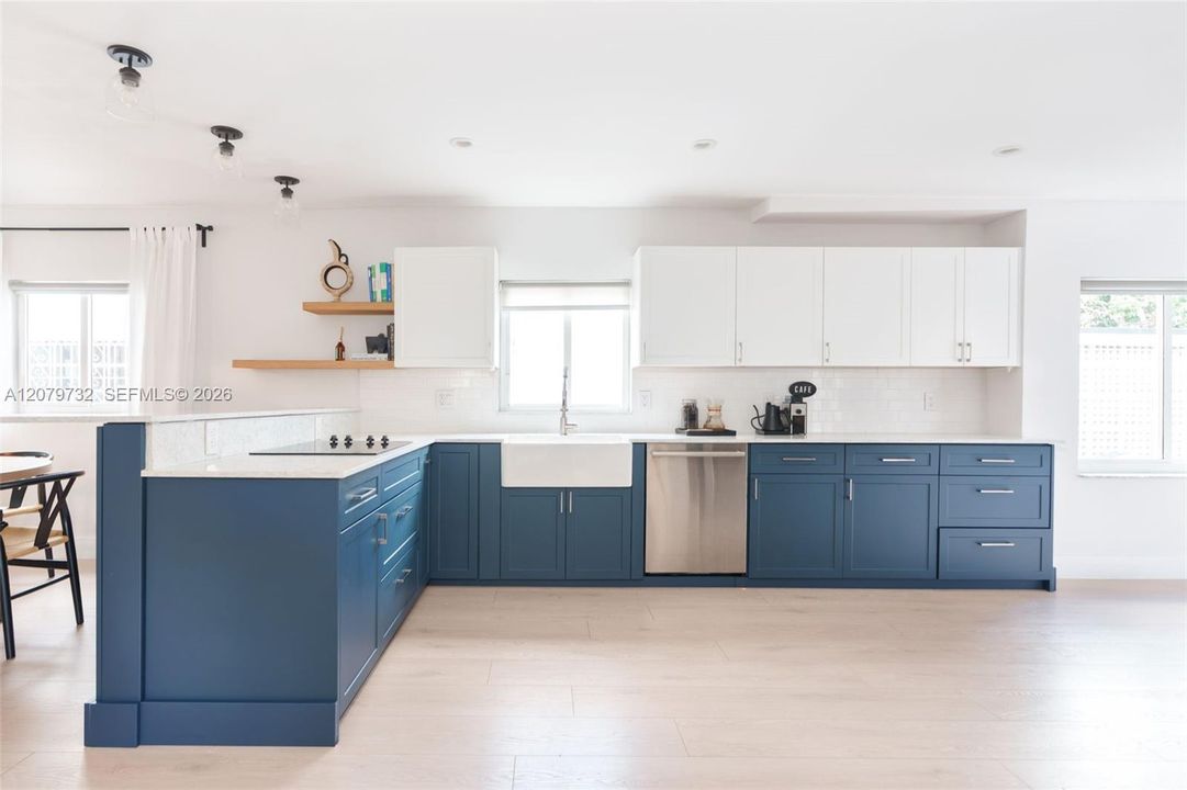 En Venta: $1,650,000 (4 camas, 3 baños, 2411 Pies cuadrados)