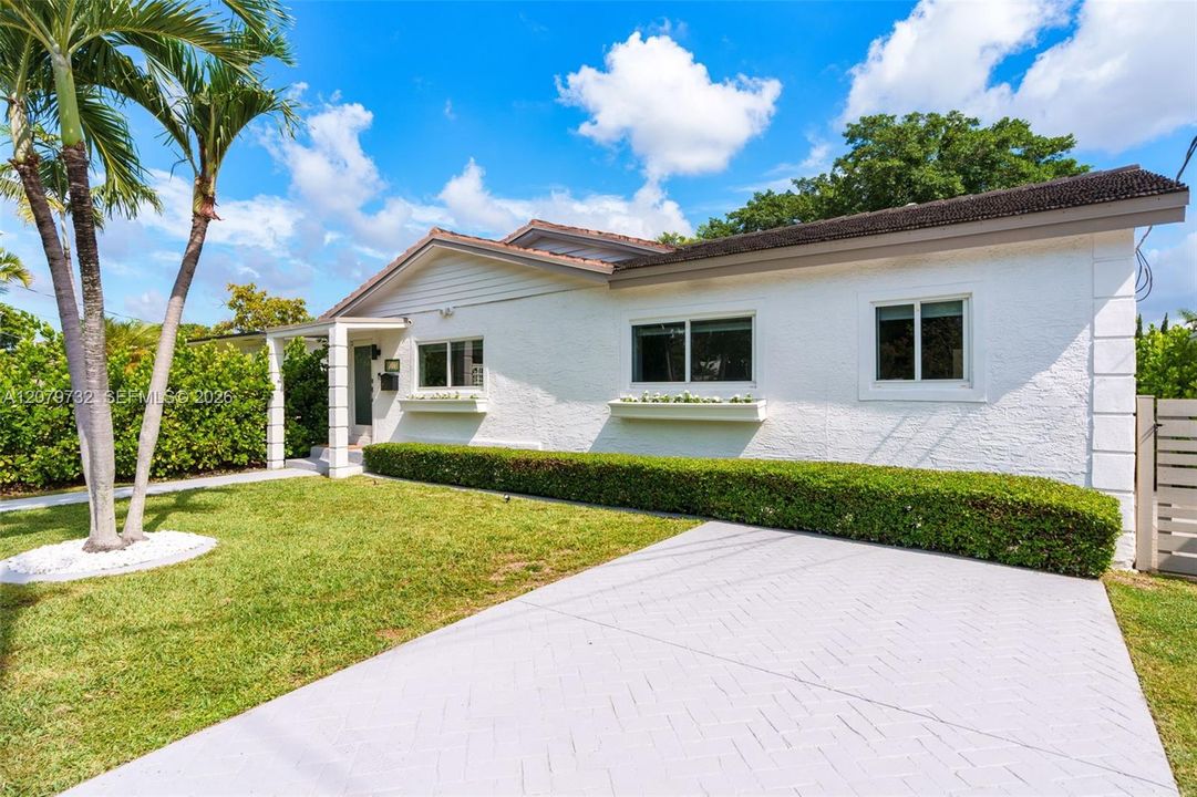 En Venta: $1,650,000 (4 camas, 3 baños, 2411 Pies cuadrados)