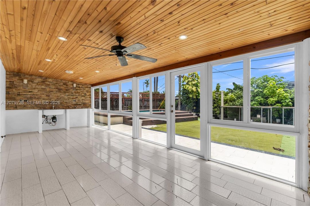 For Sale: $635,000 (2 beds, 2 baths, 1118 Square Feet)