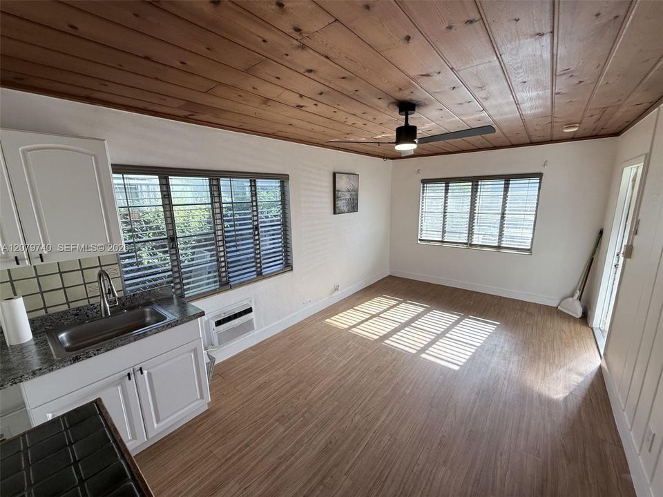 В аренду: $1,450 (0 спален, 1 ванн, 425 Квадратных фут)