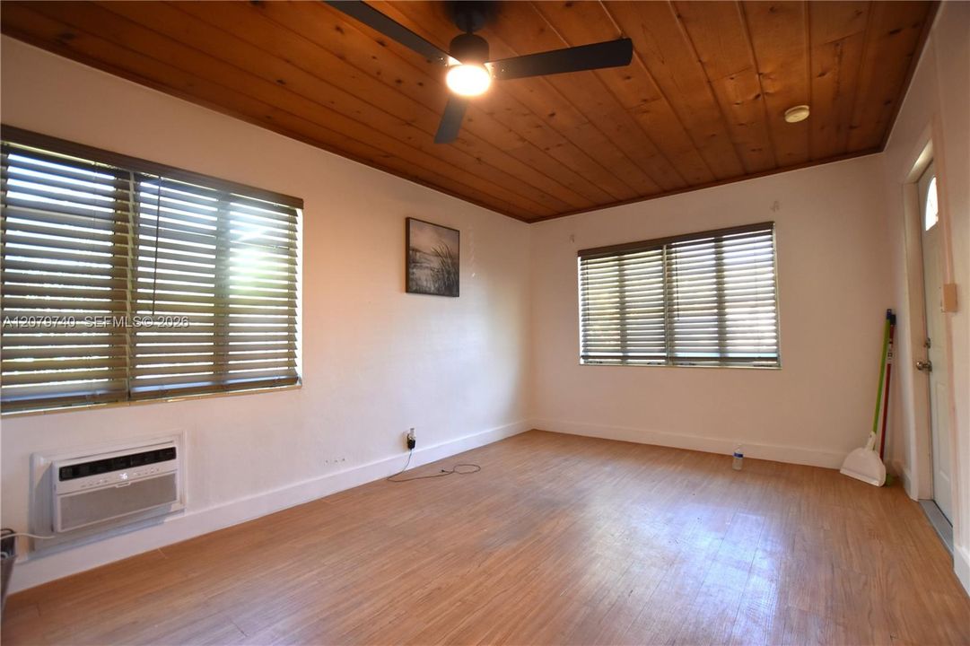 В аренду: $1,450 (0 спален, 1 ванн, 425 Квадратных фут)