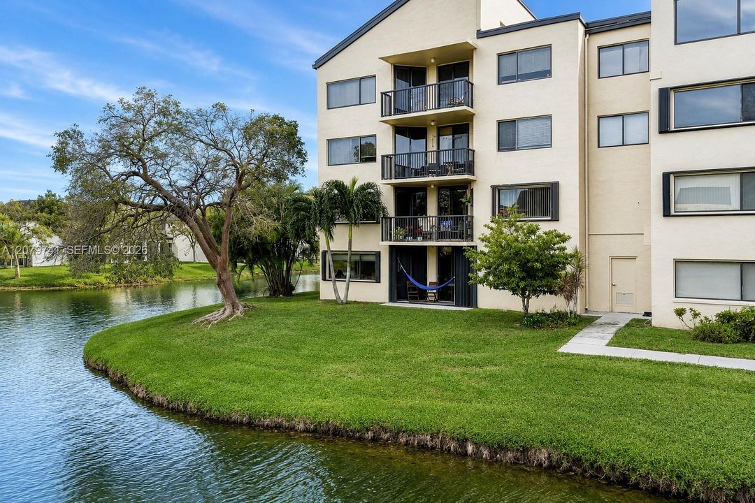 Atrium 6701 is the only that is waterfront on both sides of the Southeast corner, where this unit is located. That's why you have captivating views from every window!