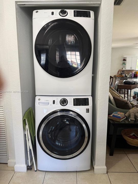 For Rent: $2,200 (3 beds, 2 baths, 1194 Square Feet)