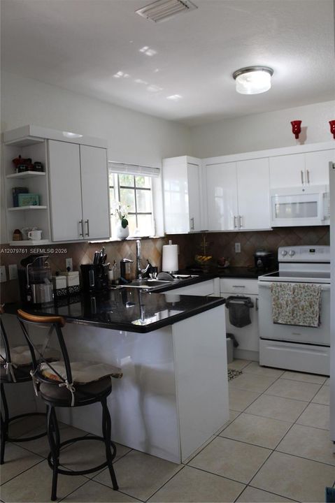 For Rent: $2,200 (3 beds, 2 baths, 1194 Square Feet)