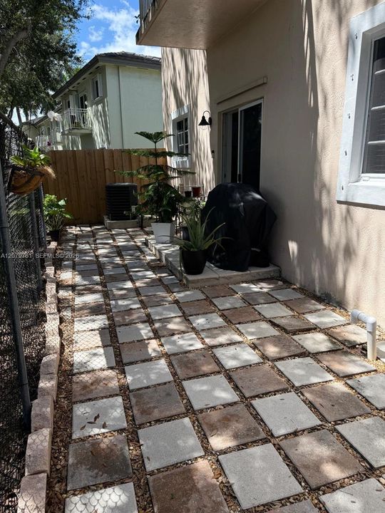 For Rent: $2,200 (3 beds, 2 baths, 1194 Square Feet)