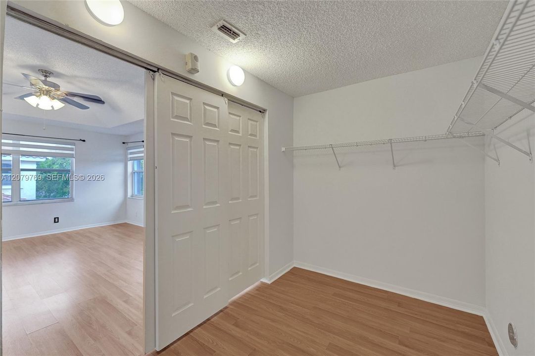 En Venta: $665,000 (4 camas, 3 baños, 2165 Pies cuadrados)