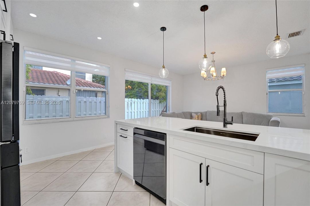 En Venta: $665,000 (4 camas, 3 baños, 2165 Pies cuadrados)