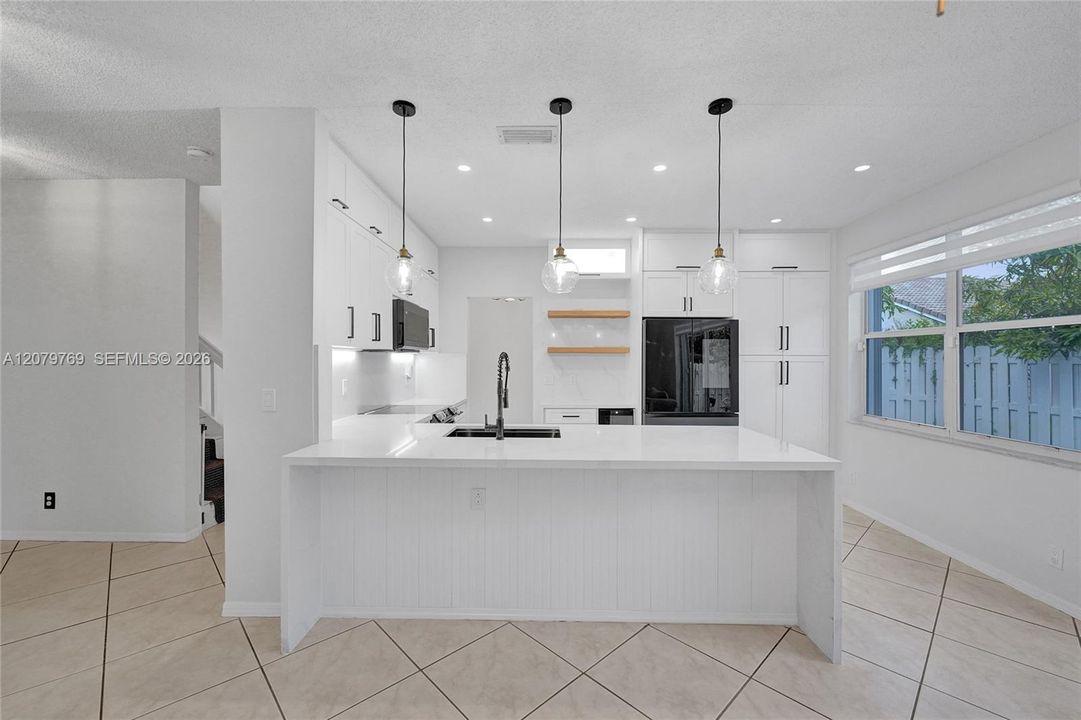 En Venta: $665,000 (4 camas, 3 baños, 2165 Pies cuadrados)