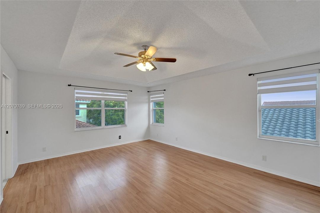 En Venta: $665,000 (4 camas, 3 baños, 2165 Pies cuadrados)
