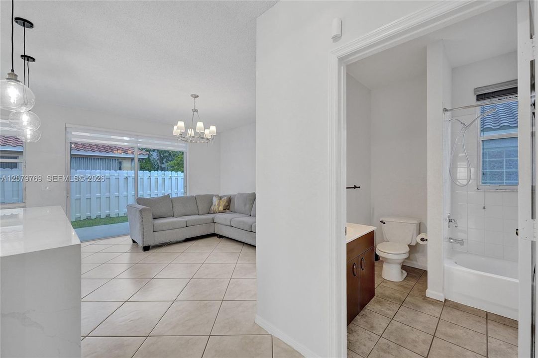 En Venta: $665,000 (4 camas, 3 baños, 2165 Pies cuadrados)