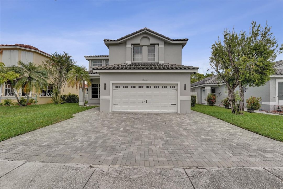 En Venta: $665,000 (4 camas, 3 baños, 2165 Pies cuadrados)