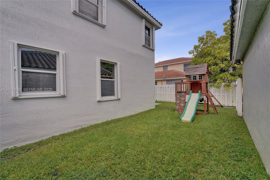 En Venta: $665,000 (4 camas, 3 baños, 2165 Pies cuadrados)