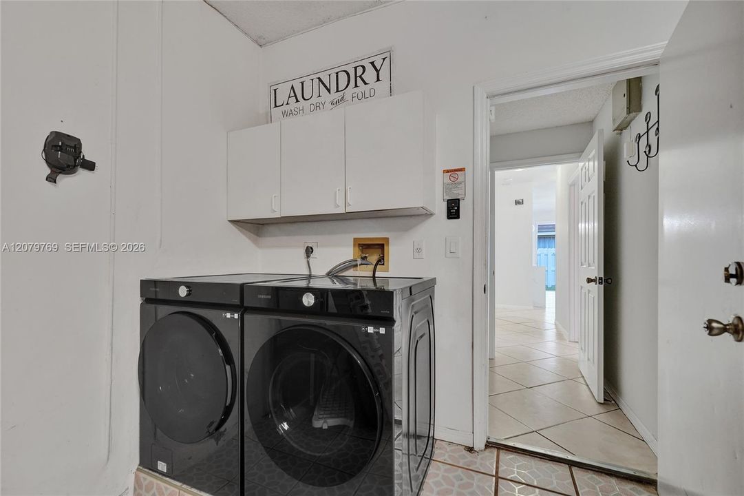 En Venta: $665,000 (4 camas, 3 baños, 2165 Pies cuadrados)