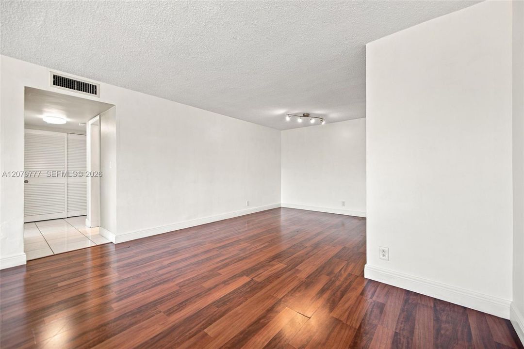 В аренду: $2,200 (2 спален, 2 ванн, 1136 Квадратных фут)