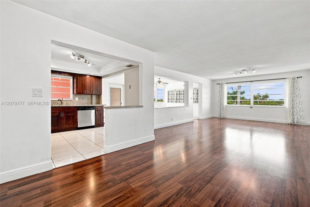 В аренду: $2,200 (2 спален, 2 ванн, 1136 Квадратных фут)