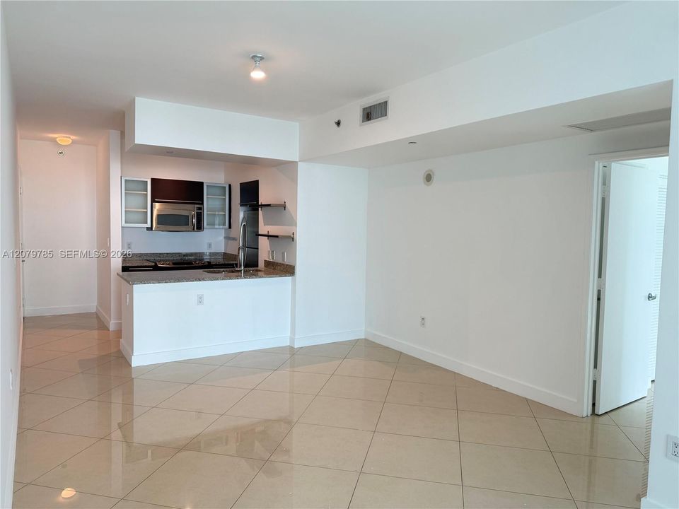 For Rent: $2,800 (1 beds, 1 baths, 704 Square Feet)