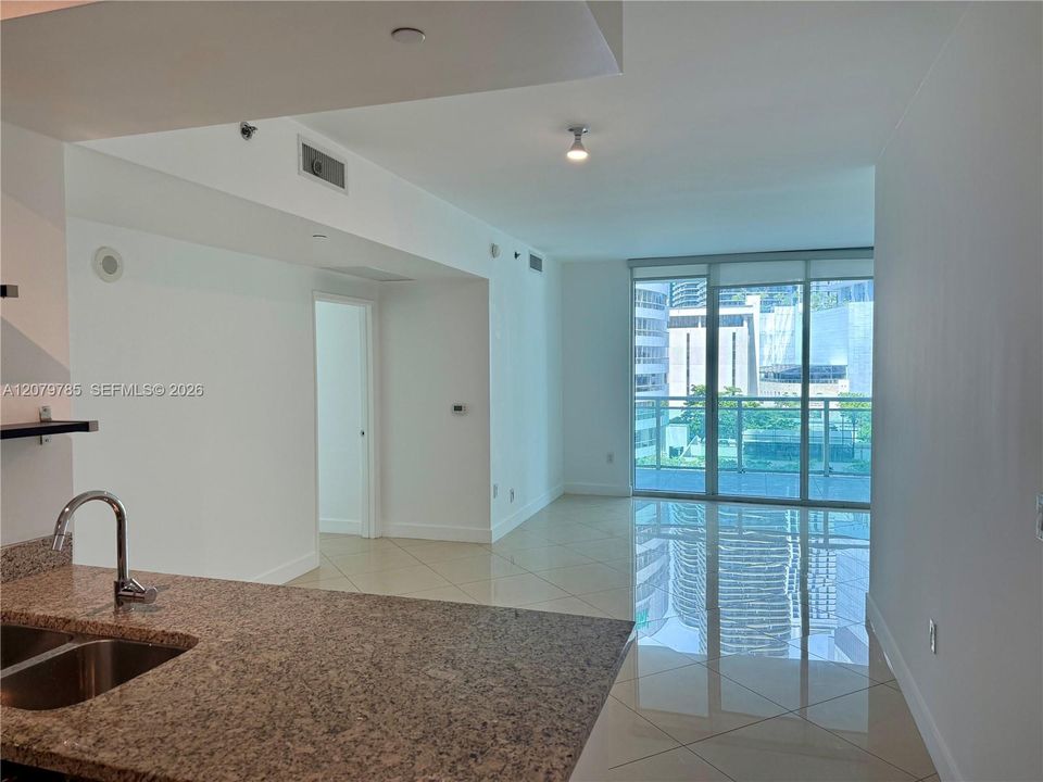 For Rent: $2,800 (1 beds, 1 baths, 704 Square Feet)