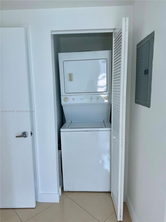 For Rent: $2,800 (1 beds, 1 baths, 704 Square Feet)