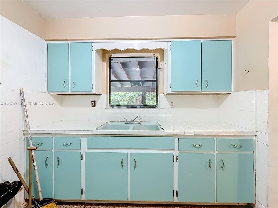 For Sale: $525,000 (3 beds, 2 baths, 1252 Square Feet)