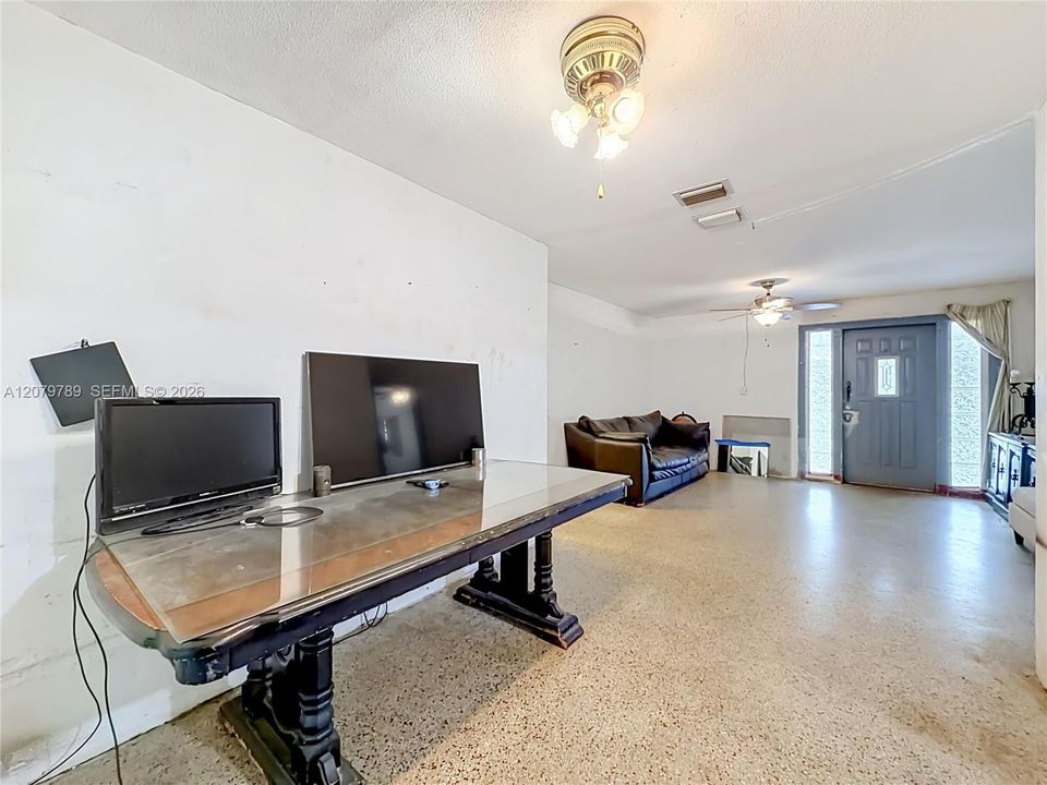 For Sale: $525,000 (3 beds, 2 baths, 1252 Square Feet)