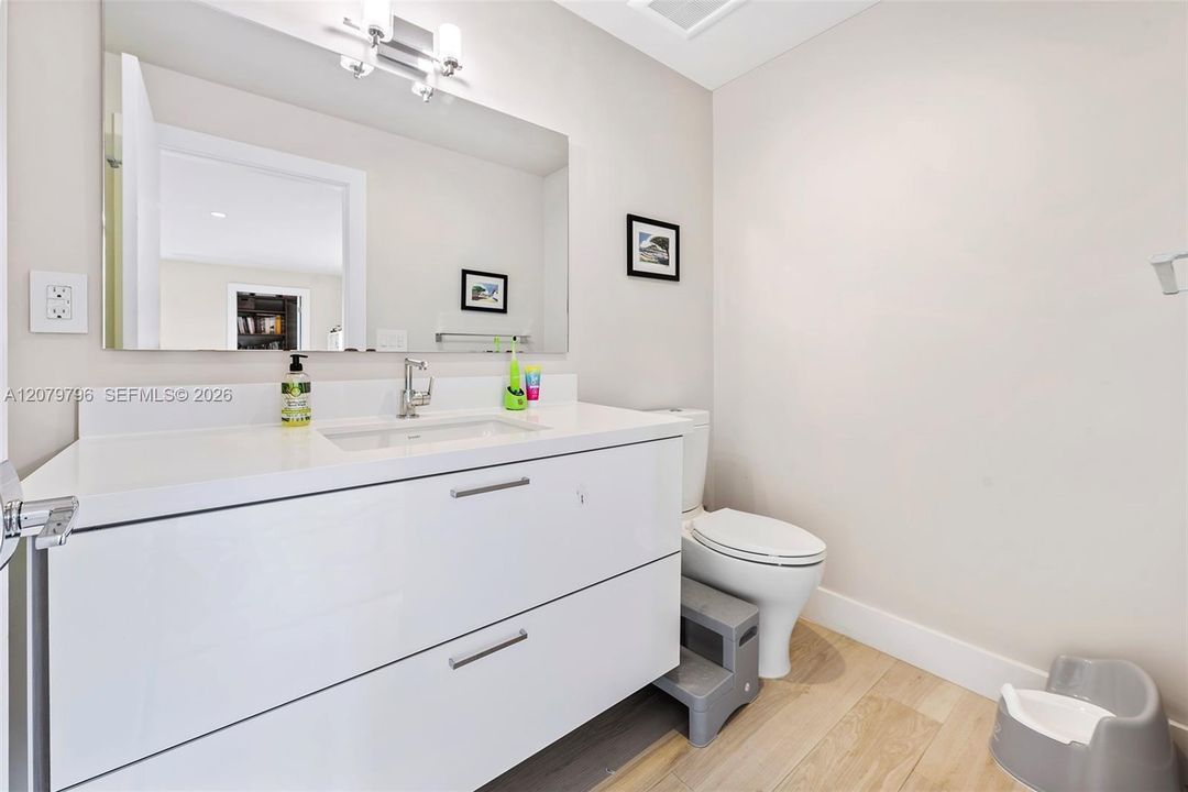 Bathroom #2 (upstairs)