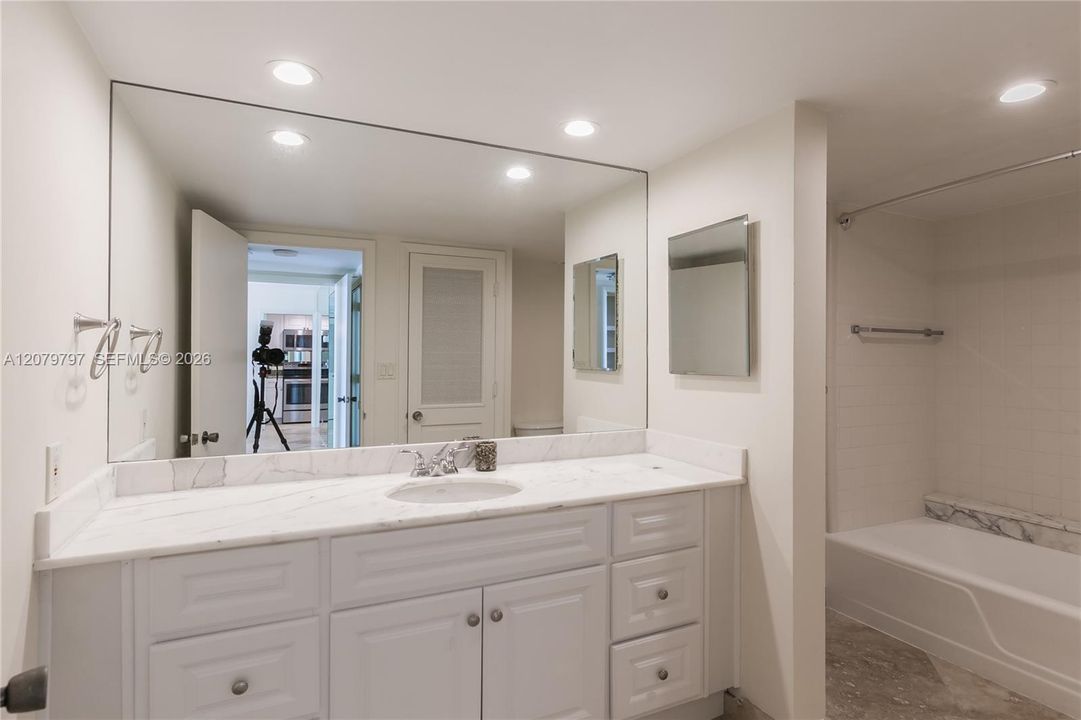 For Rent: $4,000 (1 beds, 1 baths, 1109 Square Feet)