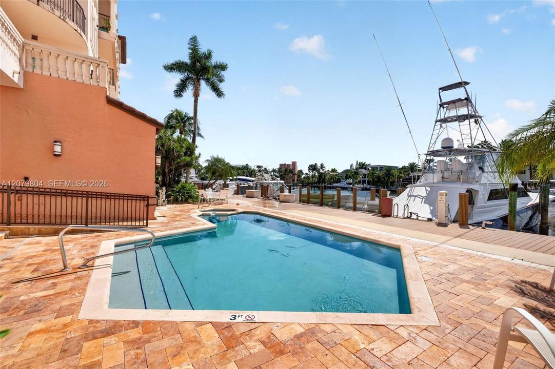 Dockside pool & hot tub. Check out the sizes of the yachts at the dock for an idea.