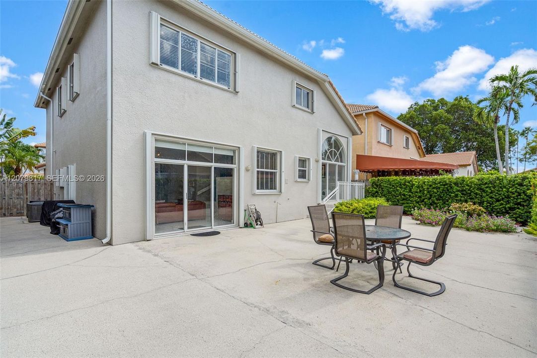 En Venta: $915,000 (4 camas, 3 baños, 2400 Pies cuadrados)