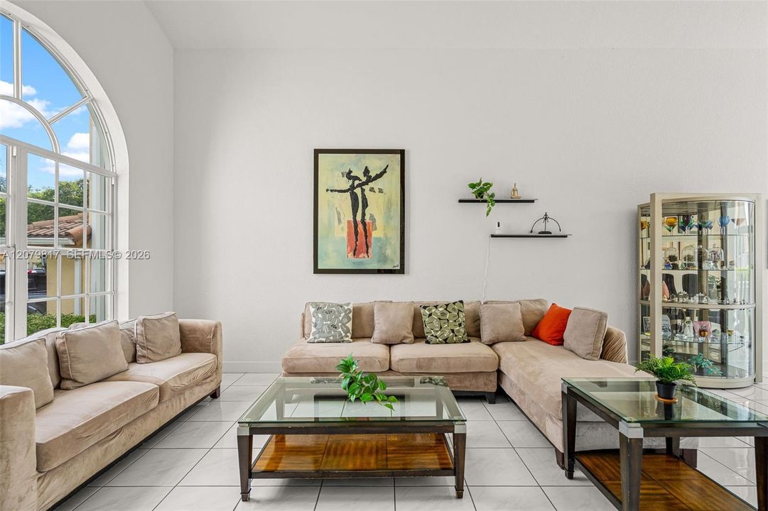 En Venta: $915,000 (4 camas, 3 baños, 2400 Pies cuadrados)