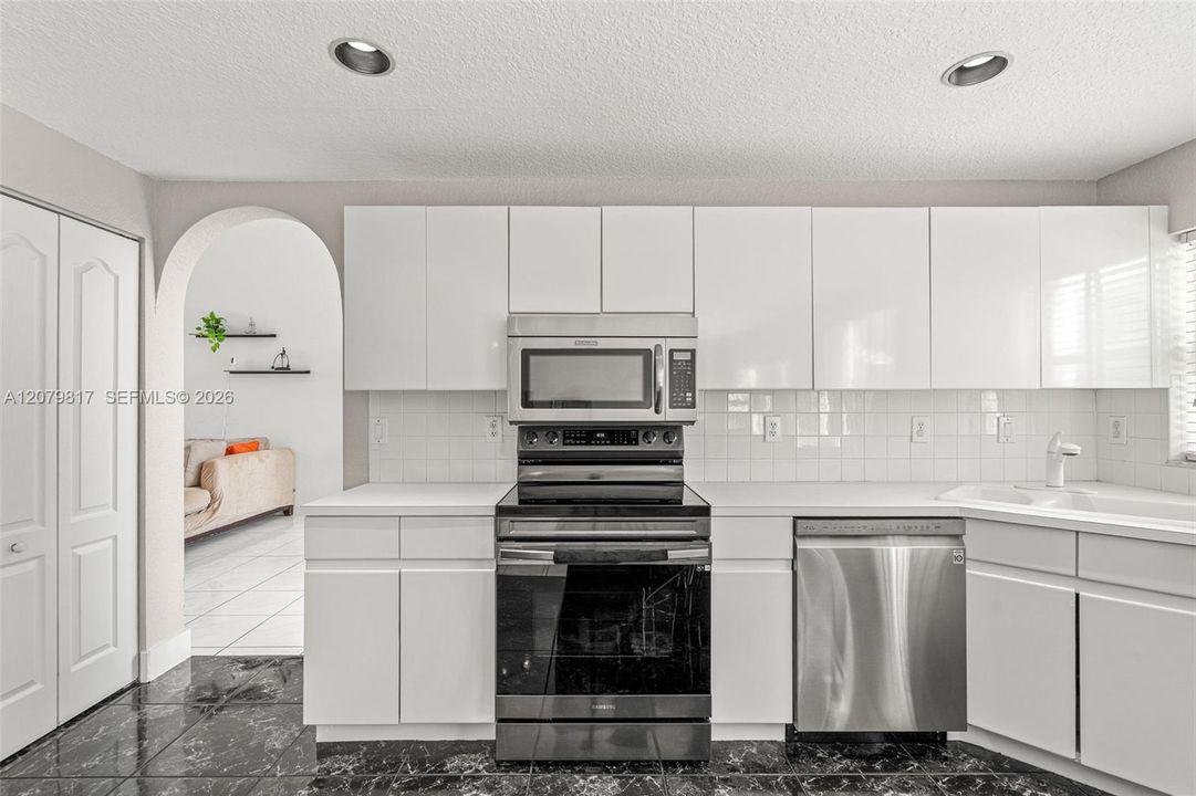 En Venta: $915,000 (4 camas, 3 baños, 2400 Pies cuadrados)