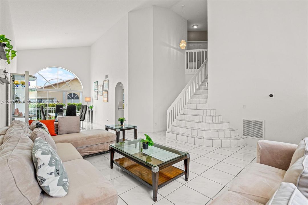En Venta: $915,000 (4 camas, 3 baños, 2400 Pies cuadrados)