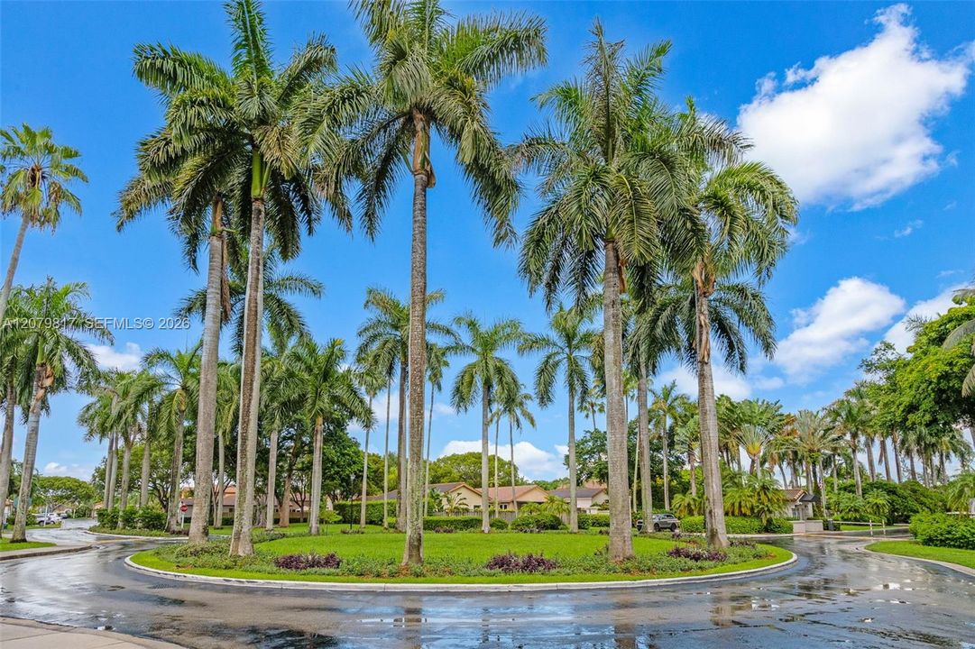 En Venta: $915,000 (4 camas, 3 baños, 2400 Pies cuadrados)