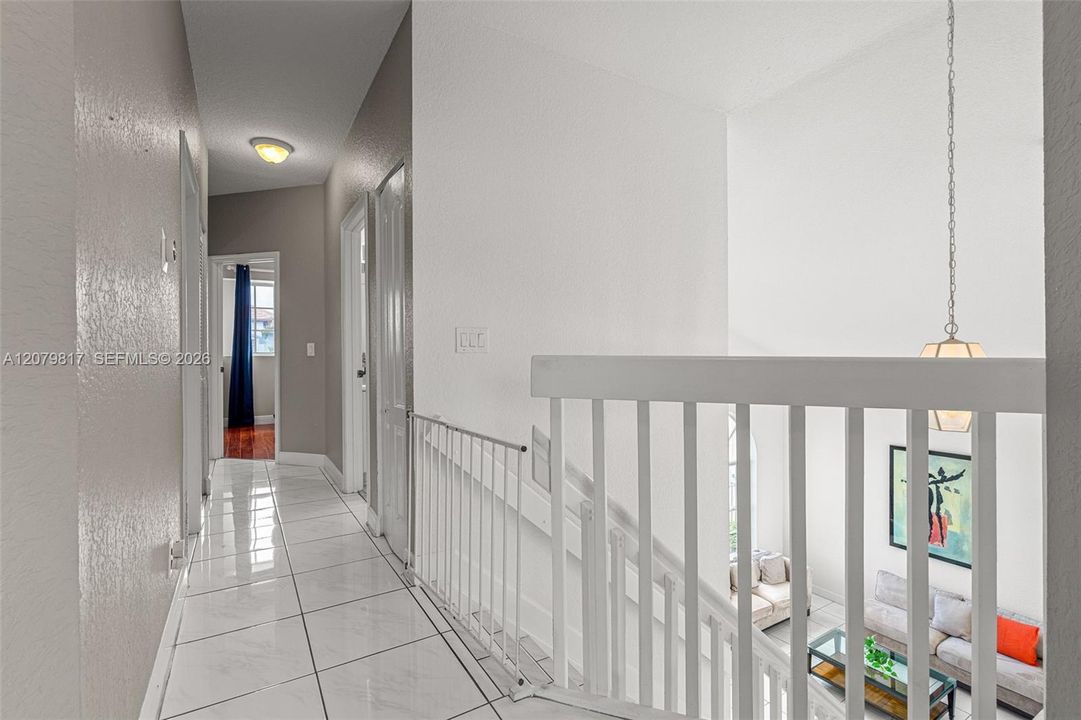 En Venta: $915,000 (4 camas, 3 baños, 2400 Pies cuadrados)