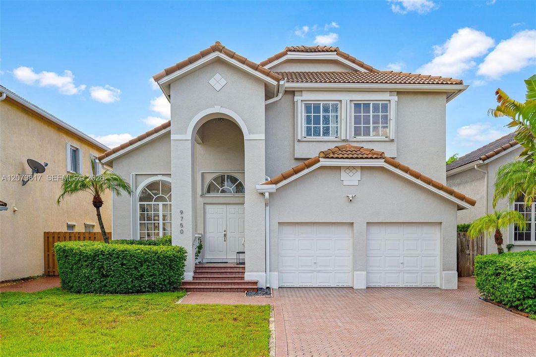 En Venta: $915,000 (4 camas, 3 baños, 2400 Pies cuadrados)