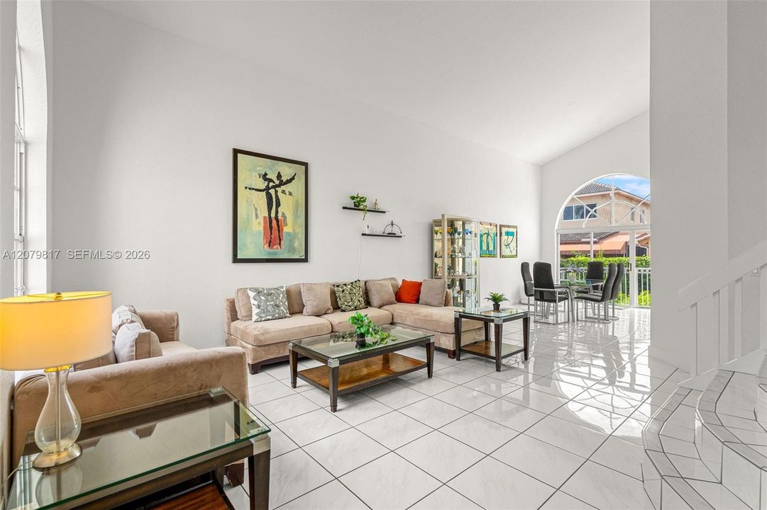 En Venta: $915,000 (4 camas, 3 baños, 2400 Pies cuadrados)