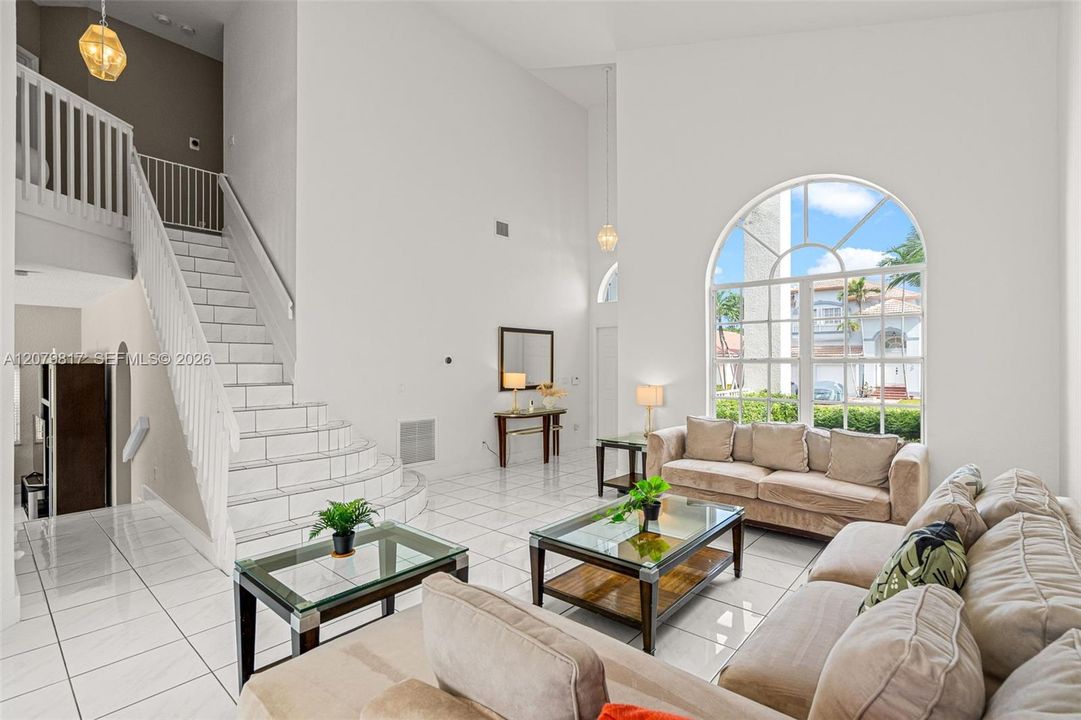 En Venta: $915,000 (4 camas, 3 baños, 2400 Pies cuadrados)
