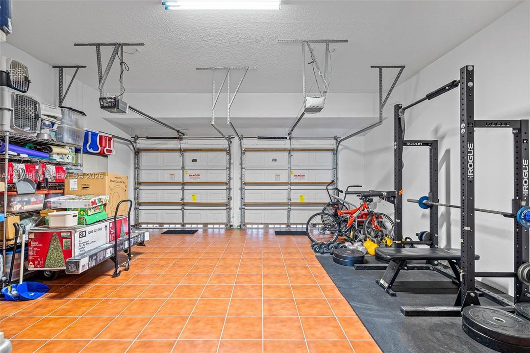 En Venta: $915,000 (4 camas, 3 baños, 2400 Pies cuadrados)