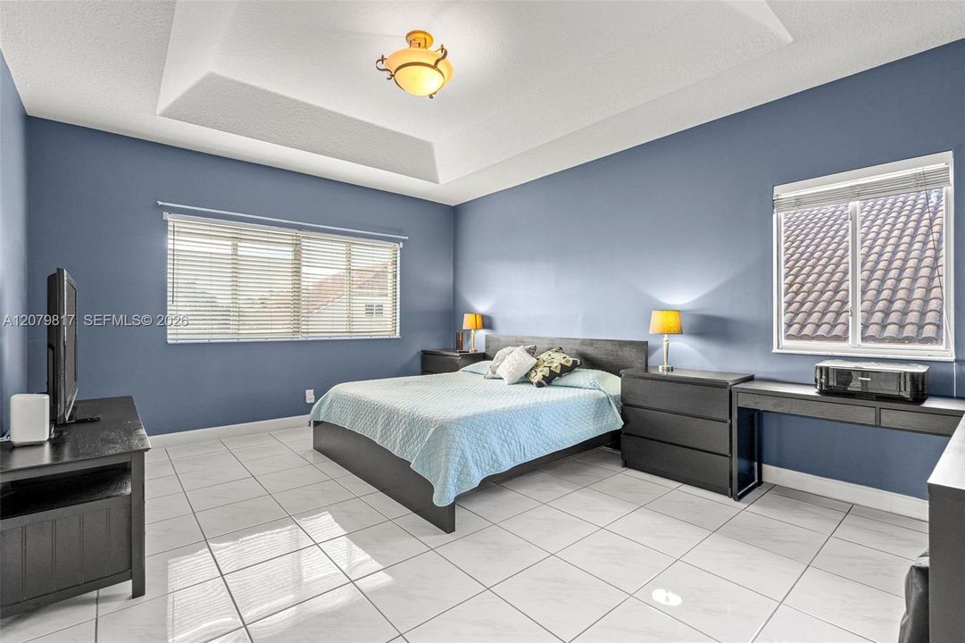 En Venta: $915,000 (4 camas, 3 baños, 2400 Pies cuadrados)