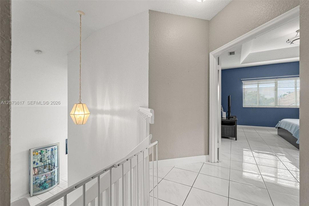 En Venta: $915,000 (4 camas, 3 baños, 2400 Pies cuadrados)