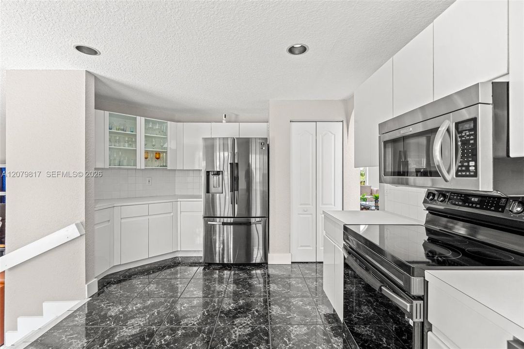 En Venta: $915,000 (4 camas, 3 baños, 2400 Pies cuadrados)