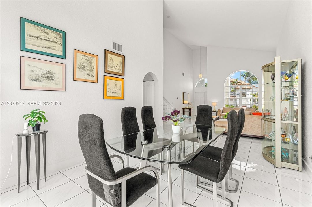 En Venta: $915,000 (4 camas, 3 baños, 2400 Pies cuadrados)